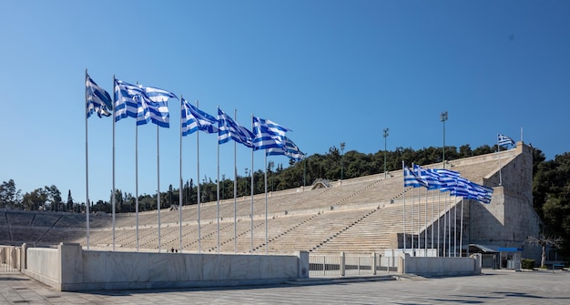Ateny Grecja Stadion Panathenaic lub Kallimarmaro Starożytna marmurowa arena Greckie flagi macha