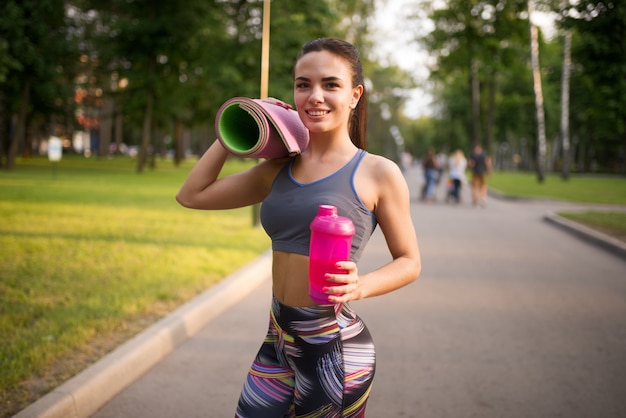 Athletic dziewczyna z butelką sport w lato park