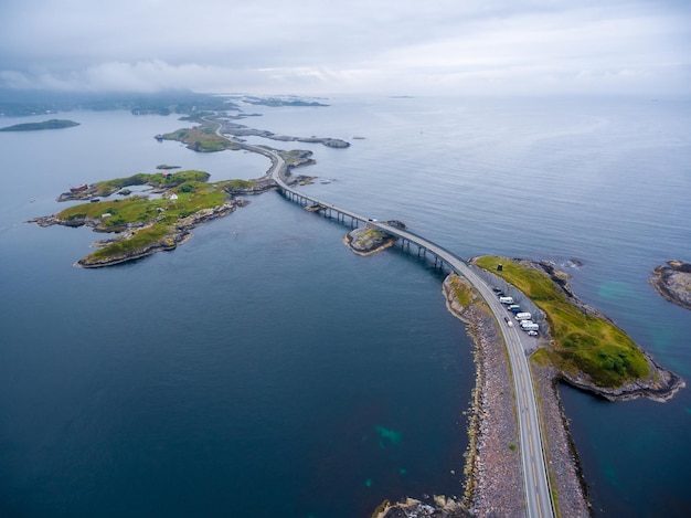 Atlantic Ocean Road lub Atlantic Road (Atlanterhavsveien) otrzymały tytuł „Norweskiej Budownictwa Stulecia”. Droga sklasyfikowana jako Krajowa Trasa Turystyczna. Fotografia lotnicza