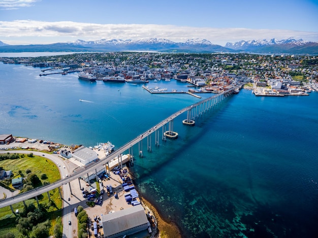 Atlantic Ocean Road lub Atlantic Road (Atlanterhavsveien) otrzymały tytuł „Norweskiej Budownictwa Stulecia”. Droga sklasyfikowana jako Krajowa Trasa Turystyczna. Fotografia lotnicza