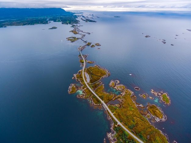 Atlantic Ocean Road Lub Atlantic Road (atlanterhavsveien) Otrzymały Tytuł „norweskiej Budownictwa Stulecia”. Droga Sklasyfikowana Jako Krajowa Trasa Turystyczna. Fotografia Lotnicza