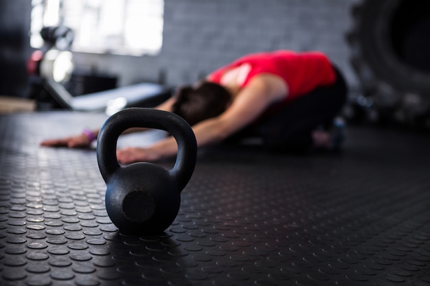 Atleta ćwiczy kettlebell