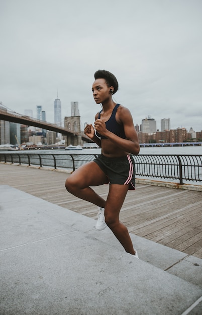 Atlety kobiety szkolenie w ranku przy wschodem słońca w Nowym York mieście