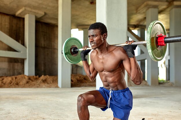 Atletyczny Czarny Młody Mężczyzna Podnoszący Sztangę Wagi Ciężkiej W Siłowni Na świeżym Powietrzu Pod Mostem Koncepcja Zdrowego Stylu życia