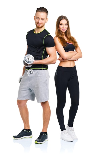 Atletyczny mężczyzna i kobieta z hantlami na białym tle