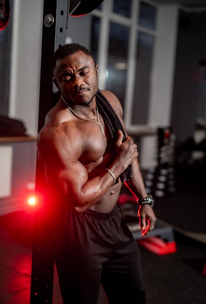 Atletyczny model facet pokazujący swoje mięśnie Przystojny silny mężczyzna z nagim torsem