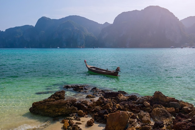 Atmosfera nadmorskiej plaży na wyspie Phi Phi w prowincji Krabi, bardzo czysta woda, piękne morze, biała piaszczysta plaża, mali turyści Między COVID-19 Jest wiele zaparkowanych taksówek. Bez turystów