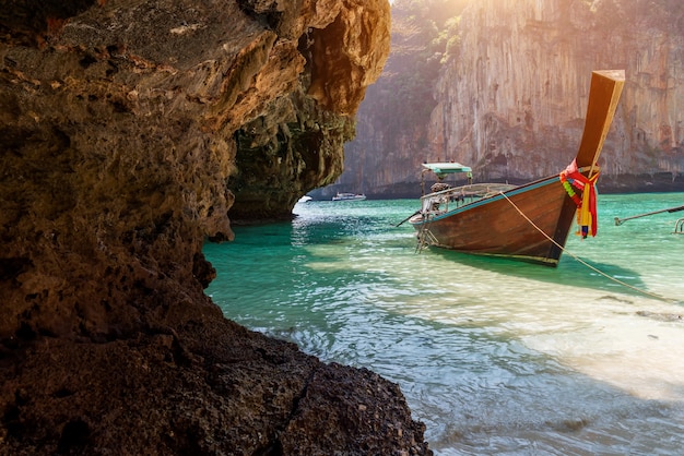 Atmosfera nadmorskiej plaży na wyspie Phi Phi w prowincji Krabi, bardzo czysta woda, piękne morze, biała piaszczysta plaża, mali turyści Między COVID-19 Jest wiele zaparkowanych taksówek. Bez turystów