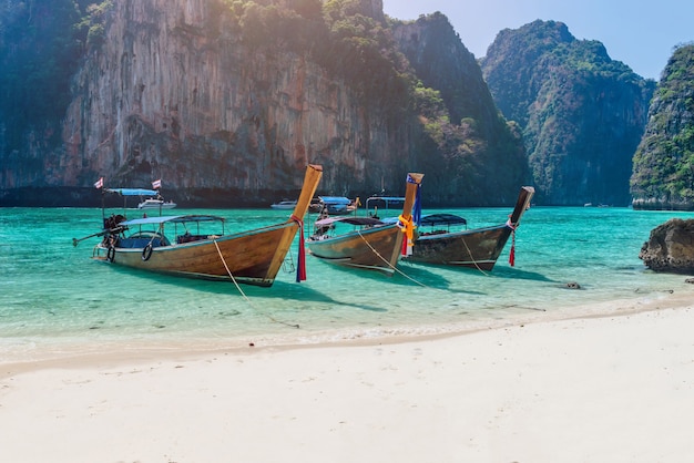 Atmosfera nadmorskiej plaży na wyspie Phi Phi w prowincji Krabi, bardzo czysta woda, piękne morze, biała piaszczysta plaża, mali turyści Między COVID-19 Jest wiele zaparkowanych taksówek. Bez turystów