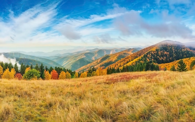 Atmosferyczny jesienny krajobraz górski