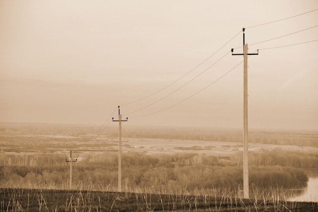 Atmosferyczny Krajobraz Z Liniami Energetycznymi W Polu