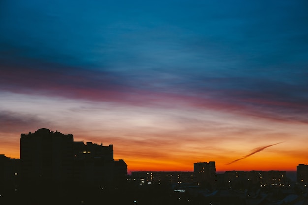 Atmospheric cloudscape w mieście o zachodzie słońca