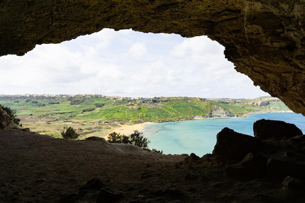 Atrakcja turystyczna Gozo na Malcie o nazwie Jaskinia Tal Mixta