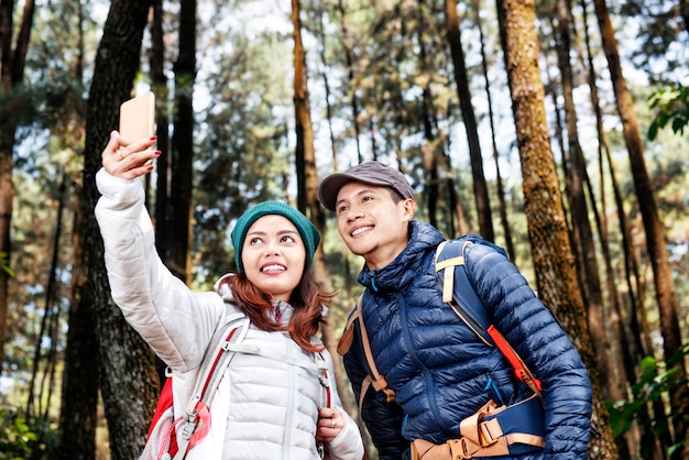 Atrakcyjna Azjatykcia Wycieczkowicz Para Bierze Selfie Fotografię Z Telefonem Komórkowym