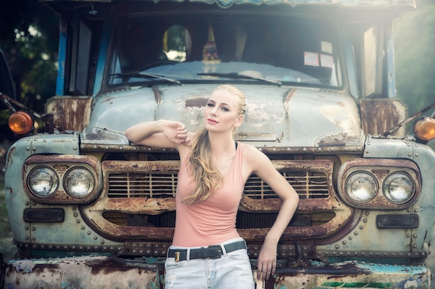 Zdjęcie atrakcyjna blond kobieta blisko starej ciężarówki