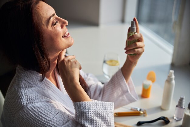 Atrakcyjna Brunetka Dbająca O Swoją Skórę