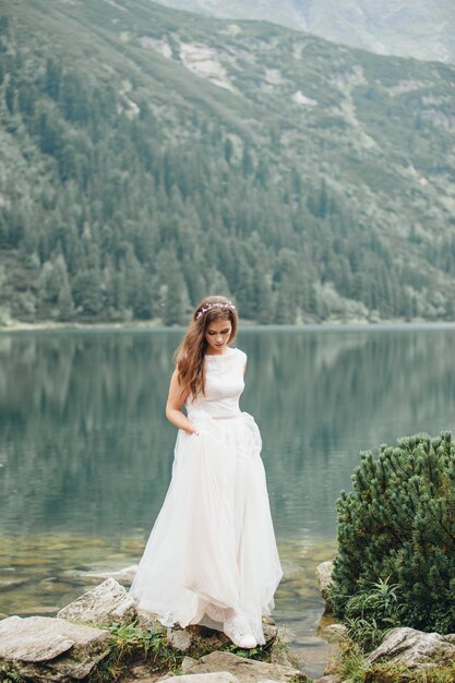 Atrakcyjna Brunetka Panna Młoda W Przepięknej Białej Sukni ślubnej Stojącej Nad Jeziorem Morskie Oko