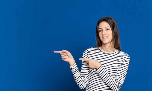 Atrakcyjna brunetki dziewczyna w studiu