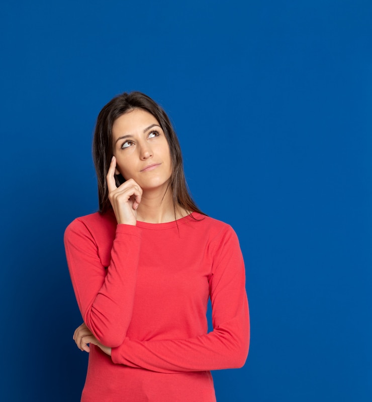 Zdjęcie atrakcyjna brunetki dziewczyna w studiu