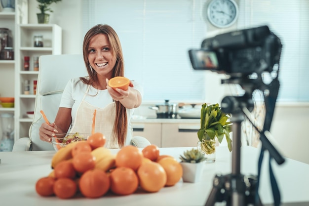 Atrakcyjna dziewczyna fitness prowadzi swój codzienny blog i mówi swoim obserwatorom, jak zadbać o kondycję i zdrowo się odżywiać.