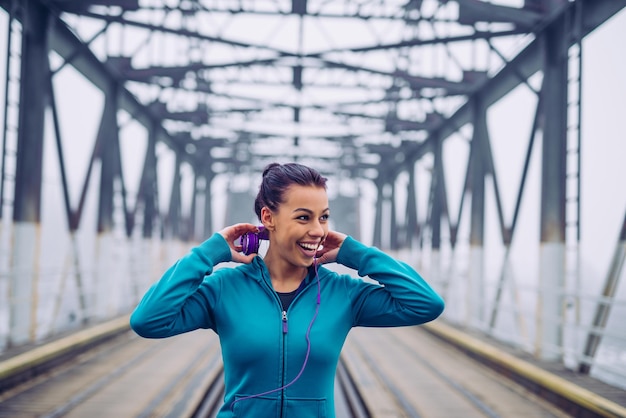 Atrakcyjna dziewczyna korzystająca z ćwiczeń fitness na świeżym powietrzu