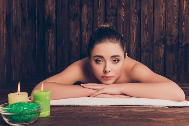 Atrakcyjna dziewczyna z miękką skórą o aromaterapii w saunie
