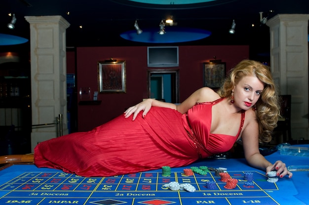 atrakcyjna kobieta bawi się w kasynie podczas wygrywania
