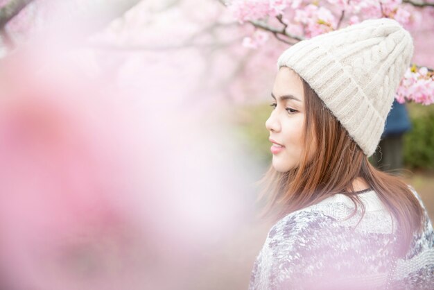 Atrakcyjna kobieta cieszy się z Cherry Blossom w parku