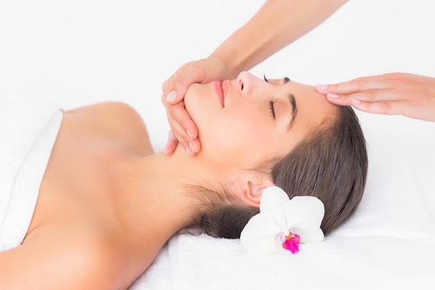 Atrakcyjna kobieta odbiera masaż głowy w centrum spa