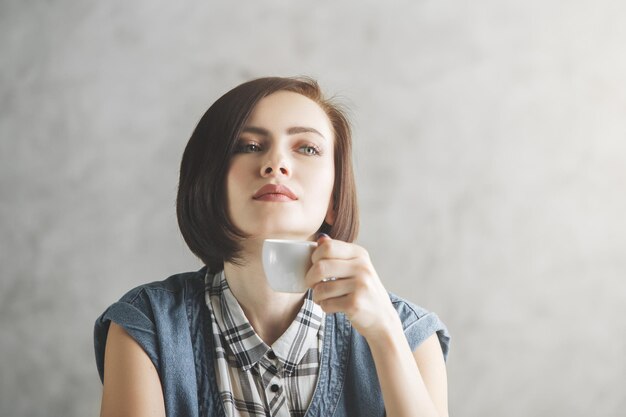 Atrakcyjna kobieta portret z kawą