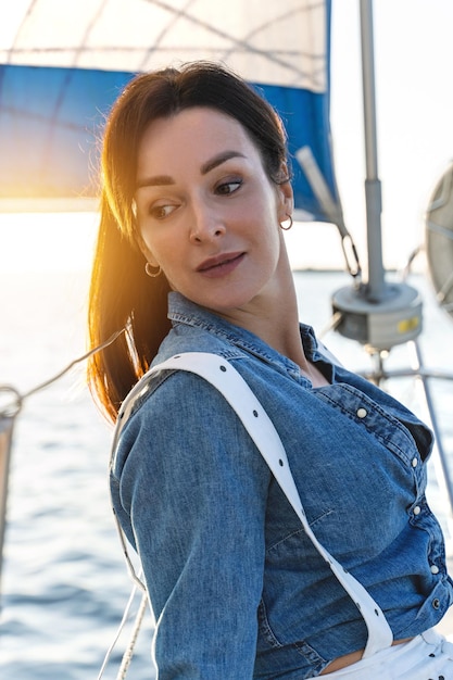 Atrakcyjna kobieta relaksująca się na żaglowcu podczas żeglugi po morzu