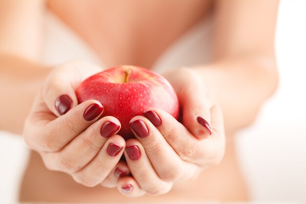 Atrakcyjna Kobieta Trzyma Jabłko Jedzenie Owoców W Wypielęgnowane Ręce