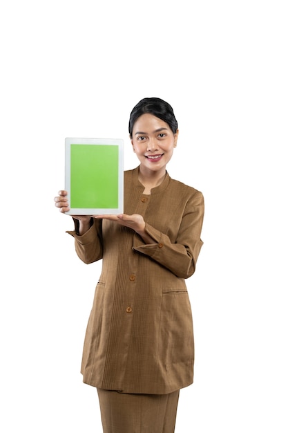Atrakcyjna kobieta ubrana w mundur khaki, uśmiechając się, pokazując ekran tabletu