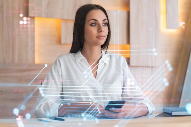 Atrakcyjna kobieta w białej koszuli za pomocą inteligentnego telefonu, aby zoptymalizować rozwój, sugerując nowe technologie w procesie biznesowym Hi tech hologram na tle nowoczesnego biura