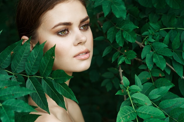 Atrakcyjna kobieta zielone liście czysta skóra natura lato model