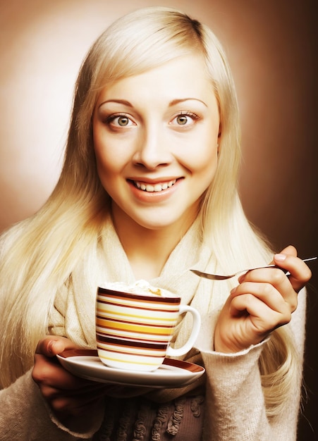Atrakcyjna młoda blond kobieta z kawą