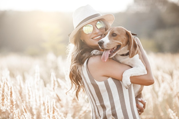 Atrakcyjna młoda kobieta na zewnątrz ze swoim zwierzakiem Właścicielka i pies razem Przyjaciele na zawsze Pani i beagle