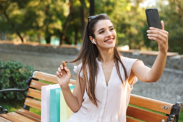 Atrakcyjna młoda kobieta przy selfie