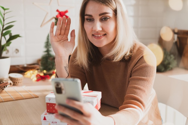 Atrakcyjna Młoda Kobieta Przyjmuje Gratulacje Na Boże Narodzenie I Nowy Rok Przez Telefon Komórkowy