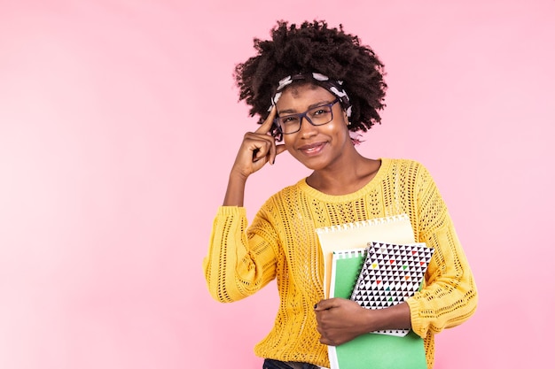 Atrakcyjna młoda kobieta uśmiechająca się do kamery Afroamerykanka trzymająca notatki Koncepcja edukacji