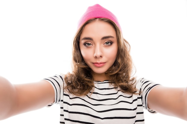 Zdjęcie atrakcyjna młoda kobieta w różowym kapeluszu dokonywanie selfie