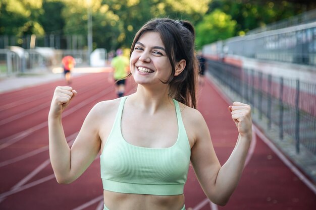 Atrakcyjna młoda kobieta w sportowej joggingu na stadionie