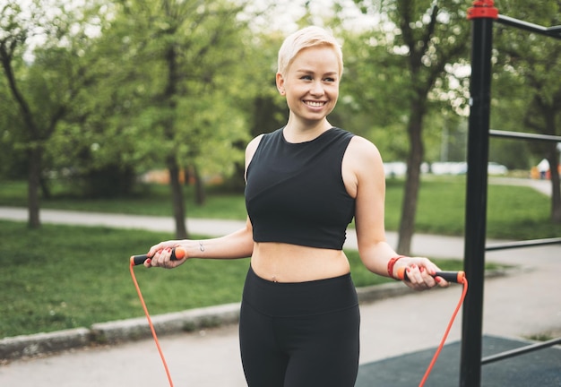 Atrakcyjna Młoda Kobieta W Treningu Sportowym Ze Skakanką Na Ulicy Treningowej Zdrowy Styl życia W Mieście