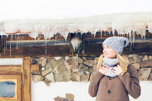 Zdjęcie atrakcyjna młoda kobieta w wintertime plenerowym