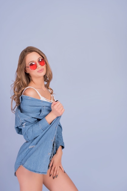 atrakcyjna młoda kobieta z plamistym ciałem na niebieskim tle koncepcja lato przestrzeni kopii space