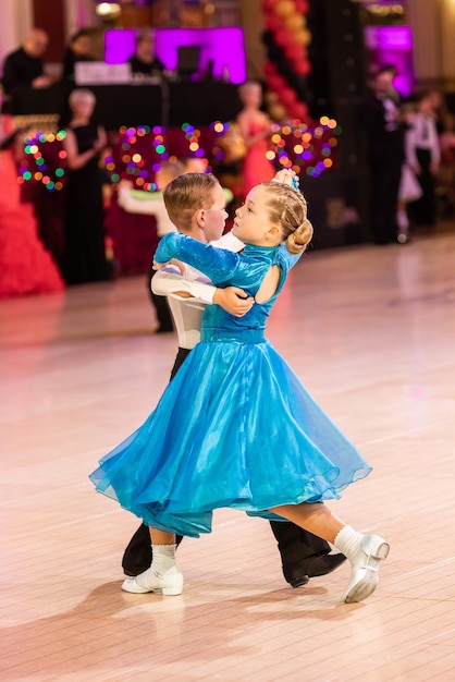 Zdjęcie atrakcyjna młoda para dzieci tańcząca taniec towarzyski dziewczyna i chłopiec tancerz międzynarodowego tańca