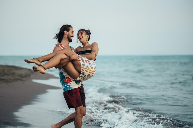 Atrakcyjna Młoda Para Zakochana W Zabawie Na Plaży