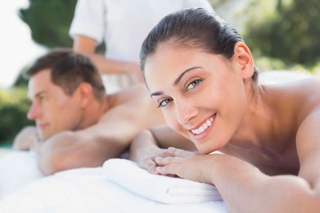 Atrakcyjna para korzystających pary masażu przy basenie