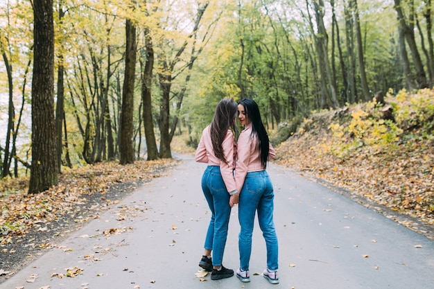 Atrakcyjna para lesbijek w parku jesienią