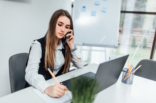 Atrakcyjna sprytna bizneswoman, właścicielka dużej firmy, ma spotkanie online z międzynarodowymi partnerami biznesowymi przez telefon.
